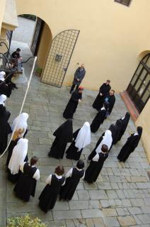 Le Cardinal salue les surs avant de repartir